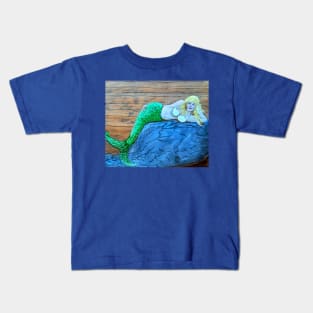 Mermaid on the rocks Kids T-Shirt